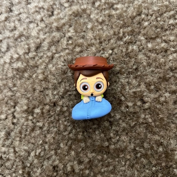 Disney Doorables: Let’s Go Series Ultra Rare Figurine – Camping Getaway – Woody - Picture 3 of 4